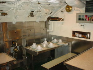 Mesa oficerska na USS Bowfin (SS-287). Dziś okręt ten pełni rolę muzeum. / Zdjęcie: www.mackinnon.org