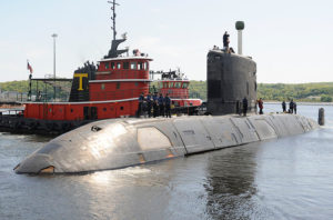 Holownik pomaga okrętowi podwodnemu HMCS Corner Brook zacumować w bazie New London. Wizyta miała miejsce 20 maja 2009 roku. / Zdjęcie: commons.wikimedia.org