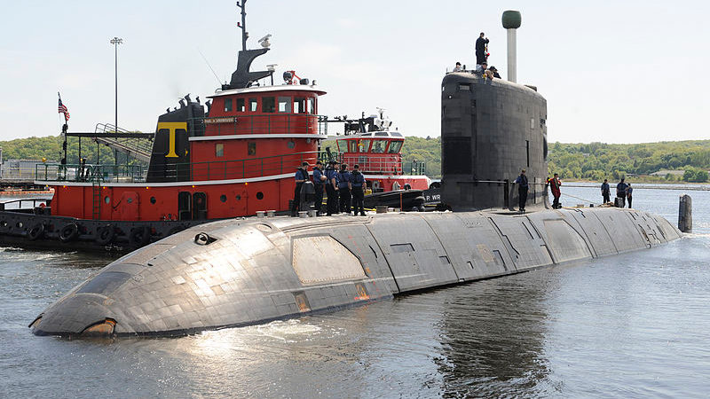 Holownik pomaga okrętowi podwodnemu HMCS Corner Brook zacumować w bazie New London. Wizyta miała miejsce 20 maja 2009 roku. / Zdjęcie: commons.wikimedia.org