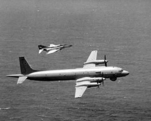 Ił-38 lecący nisko tuż nad powierzchnią wody w asyście samolotu US Navy Vought A-7E Corsair II. / Zdjęcie: www.fas.org