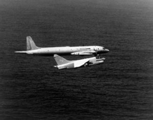 Zdjęcie (z innego ujęcia) spotkania samolotu US Navy Vought A-7E Corsair II pilotowanego przez pilota lCD. Dave Parka z Ił-38. Samolot US Navy bazował na lotniskowcu USS Coral Sea (CV – 43), do spotkania doszło 10 października 1981 roku. / Zdjęcie: wikimedia.org