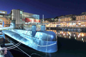 Podświetlony nocą S518 jest atrakcją Ganui. Okręt muzeum wchodzi w skład Galata – Museo del mare. / Zdjęcie: www.qrz.com