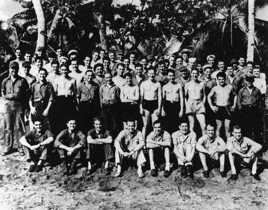 Załoga USS ArcherFish jedenaście miesięcy przed atakiem na Shinano. Zdjęcie wykonane na Camp Dealey (Guam) w Boże Narodzenie 1944 roku. / Zdjęcie: Wykonane przez dowódcę Josepha F. Enrighta
