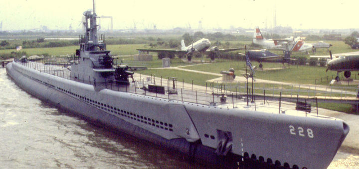 USS Drum - zdjęcie wykonane w 1983 roku przed przeniesieniem okrętu do Alabamy gdzie stoi w Battleship Alabama Memorial Park. / Zdjęcie: en.wikipedia.org