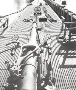 Zdjęcie pokładu okrętu podwodnego USS Gato (SS-212) z dobrze widoczna armatą przeciwlotniczą. / Zdjęcie: "The Floating Drydock, Fleet Subs od WW II" by Thomas F. Walkowiak