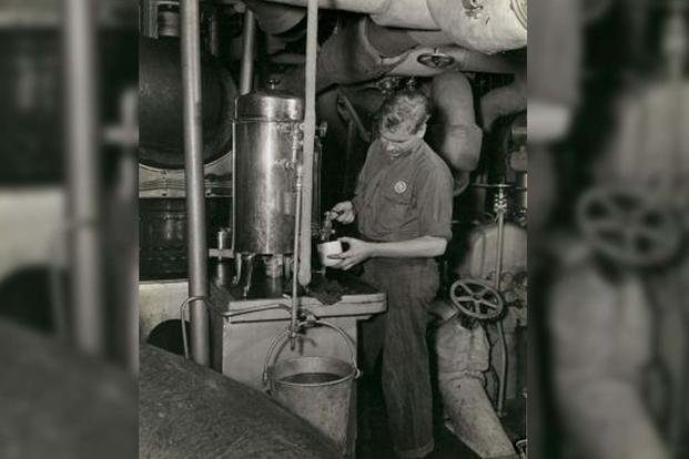 Zaparzona kawa w mesie na okręcie podwodnym. / Zdjęcie: National Archives and Records Administration