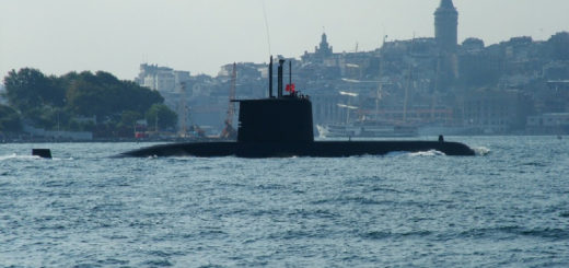 Dwie epoki na pierwszym planie turecki okręt podwodny typu 209 a na drugim planie żaglowiec "wtopiony" w zabudowanie Stambułu. / Zdjęcie: www.network54.com