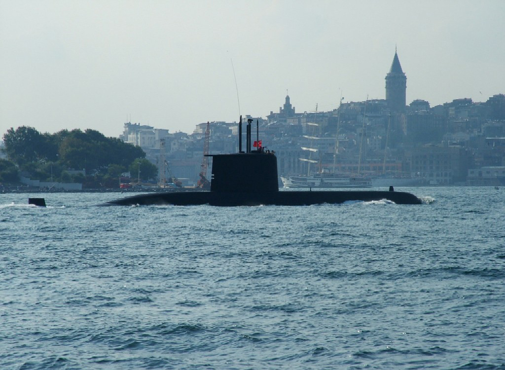 Dwie epoki na pierwszym planie turecki okręt podwodny typu 209 a na drugim planie żaglowiec "wtopiony" w zabudowanie Stambułu. / Zdjęcie: www.network54.com