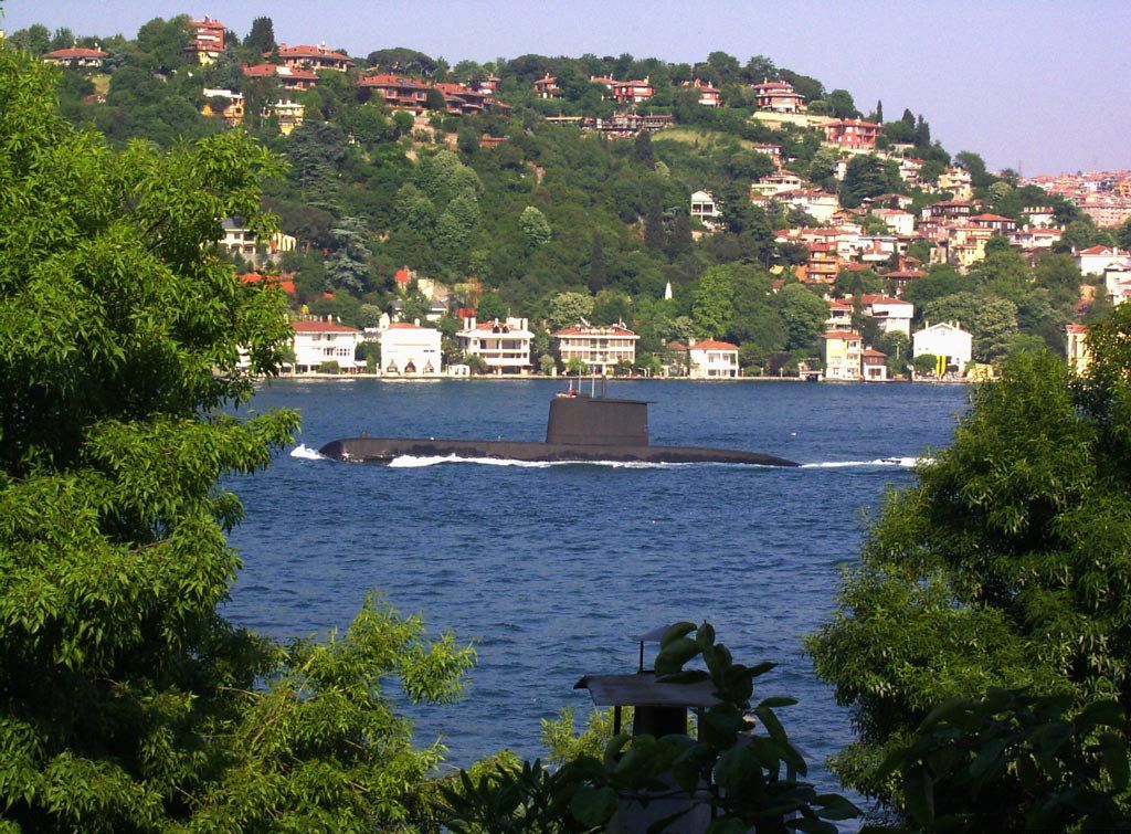Turecki okręt podwodny typu 209 przepływa przez cieśninę Bosfor w Stambule. / Zdjęcie: Denizaltici