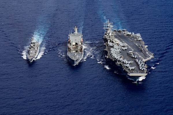 Grupa uderzeniowa USS Ronald Reagan (CVN 76) i japoński niszczyciel JS Ikazuchi (DD 107). / Źródło: US Navy