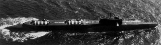 Okręt podwodny klasy India> podczas rejsu na powierzchni. Widoczne na wyposażeniu okrętu dwa miniaturowe okręty podwodne przeznaczone do ratowania załóg zatopionych okrętów podwodnych. / Zdjęcie: en.wikipedia.org.