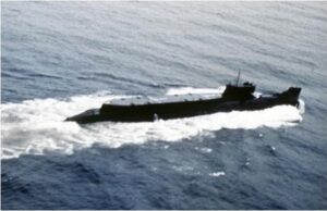 Okręt klasy India podczas rejsu na powierzchni z zasłoniętymi lukami mieszczącymi miniaturowe okręty podwodne. / Zdjęcie: globalsecurity.org