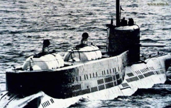 Fotografia ukazująca Indię> od rufy. Ciekawostką są otwarte włazy obu miniaturowych okrętów podwodnych podczas rejsu / Zdjęcie: www.army.lv