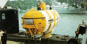 Miniaturowy okręt podwodny Projektu 885 podczas załadunku na okręt transportujący klasy India / Zdjęcie: www.cdb-lazurit.ru