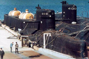 Dwa okręty klasy India zacumowane przy nabrzeżu. Na rufie dobrze widoczne dwa miniaturowe okręty podwodne będące na wyposażeniu tych okrętów. / Zdjęcie: www.deepstorm.ru