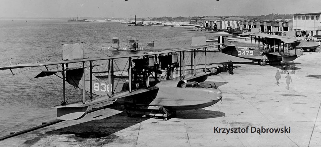 Łodzie latające Curtiss H-16 (na lądzie) i HS-1L (na wodzie) w bazie Pensacola na Florydzie, 1918 rok. / Zdjęcie: NH&HC