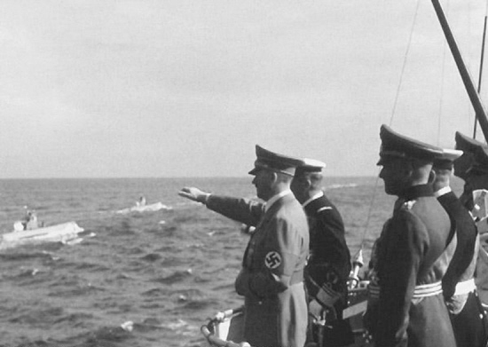 Adolf Hitler podczas inspekcji U-Bootów.