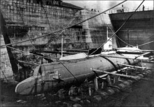 Okręt podwodny nr 7 kolejnego projektu Hollanda w doku w 1906 roku. / Zdjęcie: „Ships of the World”