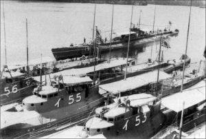 Tym razem grupowa fotografia większych okrętów reprezentowanych przez I 56, I 55 oraz I 53. / Zdjęcie: „Ships of the World”