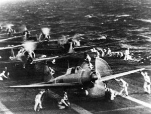 Japońskie myśliwce A6M Zero przygotowują się do startu z lotniskowca „Shōkaku” do ataku na Pearl Harbor, 7 grudnia 1941 roku.