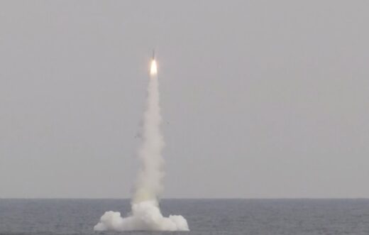 Pocisk manewrujący Kalibr wystrzelony z rosyjskiego okretu podwodnego na Pacyfiku w 2021 r. / Zdjęcie: Agencja Tass