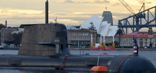 Okręt podwodny typu Collins z silnikiem wysokoprężnym i elektrycznym Royal Australian Navy znajduje się w porcie w Sydney (12 października 2016 r.). Okręty te maja być zastąpione nowym atomowymi okrętami podwodnymi. / Zdjęcie: Peter Parks/AFP via Getty Images