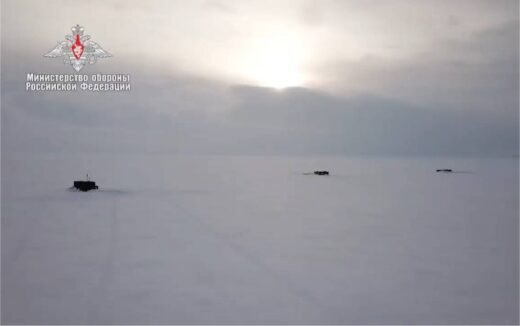 Trzy rosyjskie okręty podwodne o napędzie atomowym i wynurzają się na Oceanie Arktycznym. / Zdjęcia: rosyjskie Ministerstwo Obrony