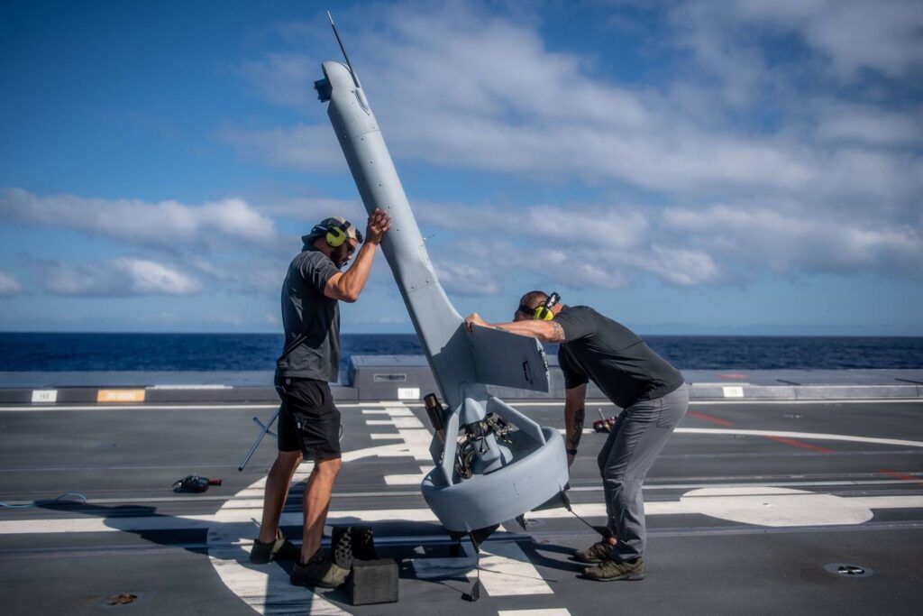 Amerykańska firma Shield AI przeprowadzają lot testowy drona V-Bat 118 na pokładzie niszczyciela marynarki wojennej USA Michael Monsoor 13 lipca 2022 r. podczas RIMPAC. / Zdjęcie: MC3 Megan Alexander/US Navy