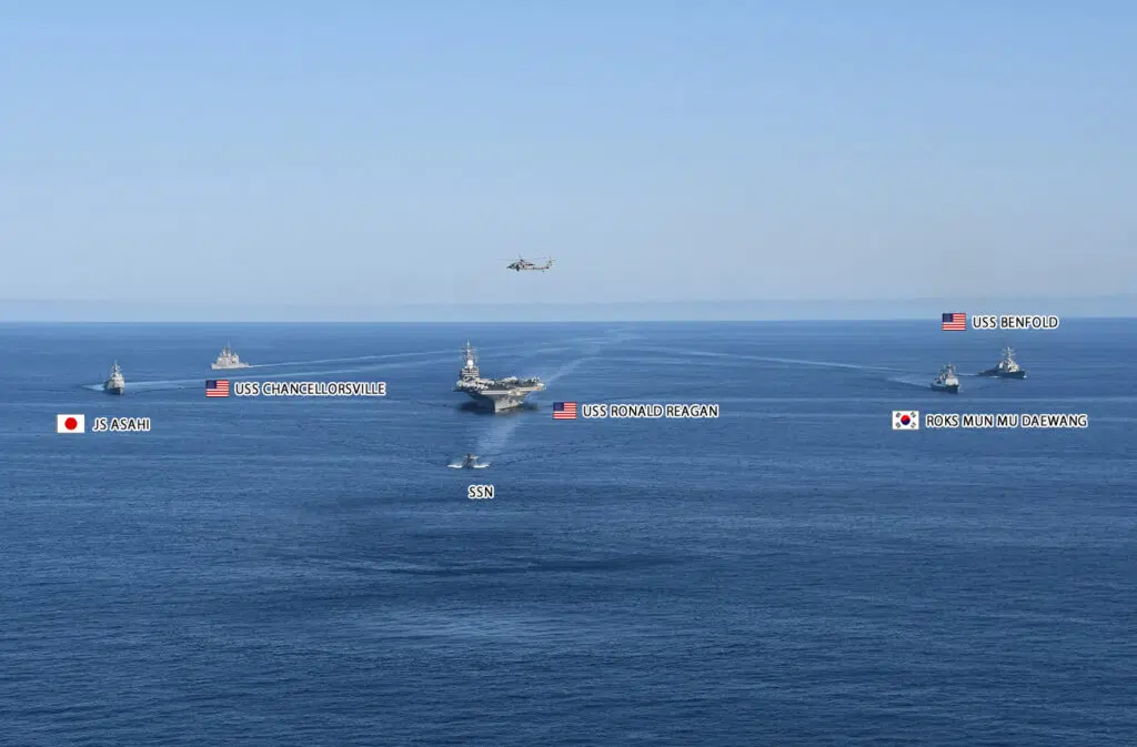 30 września JS ASAHI przeprowadziły trójstronne ćwiczenia w którychuczestniczył lotniskowiec US Navy Ronald Reagan. / Zdjęcie: JMSDF
