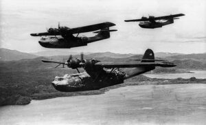 Trzy samoloty Catalina PBY-5A z eskadry patrolowej VP-52 na południowo-zachodnim Pacyfiku w grudniu 1943 roku. VP-52 bazował w tym czasie w Port Moresby na Nowej Gwinei i brał udział w tak zwanych operacjach „Black Cat” (nocnych). / Zdjęcie: U.S. Navy Naval History Center, National Museum of the USAF