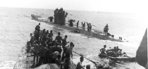 U-156 (widoczny dziób) i U-506 podczas akcji ratowania rozbitków z „Laconii”. / Zdjęcie: Leopold Schuhmacher / commons.wikimedia.org