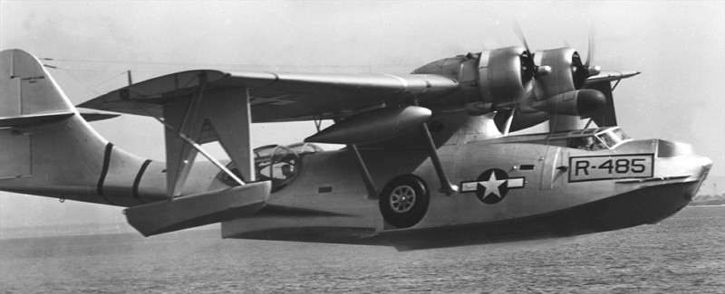 Catalina PBY-5A, z charakterystycznymi pływakami wsporczymi na końcach skrzydeł ułatwiającymi utrzymywanie pozycji poziomej na wodzie. / Zdjęcie: cgaviationhistory.org