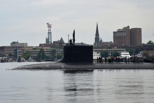 Okręt podwodny typu Virginia USS Virginia (SSN 774) opuszcza Naval Submarine Base New Londonw na sześciomiesięczne patrol (13 sierpnia 2013 r.). / Zdjęcie: US Navy/Jason J. Perry