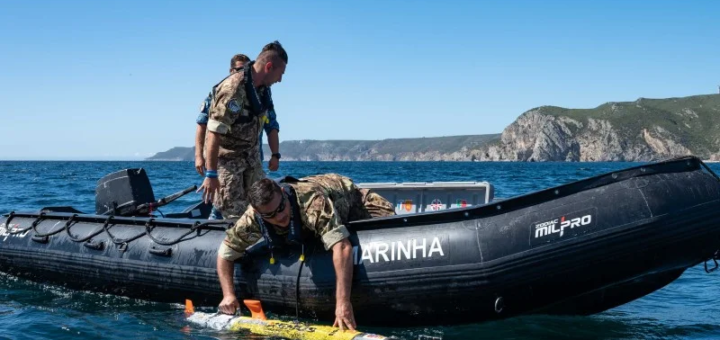 Włoski zespół EOD obsługuje bezzałogowy pojazd podwodny REMUS podczas ćwiczeńNATO Dynamic Messenger 22. / Zdjęcie: Organizacja Traktatu Północnoatlantyckiego NATO/Flickr (Creative Commons)